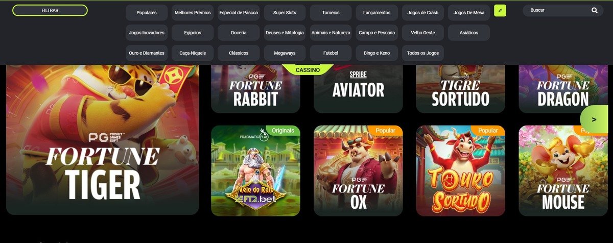 Người chơi dùng điện thoại truy cập sảnh game sv388tong với slot online và live casino